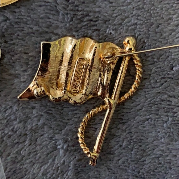 Flag and eagle pin lot - Picture 3 of 4